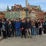 Uczniowie przed Kolumną Zygmunta na warszawskiej starówce