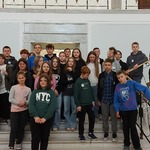 Uczniowie SP 15 na schodach w Sejmie