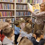 Pani bibliotekarka pokazuje dzieciom książkę