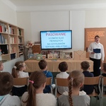 klasa Ia w czytelni na uroczystości pasowania
