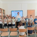 Uczniowie z książkami