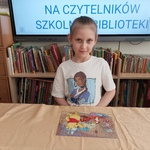 dziewczynka z ułożonymi puzzlami