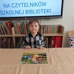 chłopiec z ułożonymi puzzlami