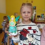 Dziewczynka z wiosenna wróżka.