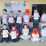  Zdjęcie grupowe dzieci z wykonanymi skarpetkami 

