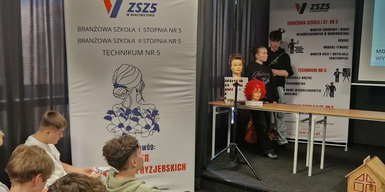 Ósmoklasiści podczas prezentacji oferty ZSZ nr 5.jpg