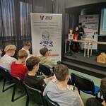 Ósmoklasiści podczas prezentacji oferty ZSZ nr 5.jpg
