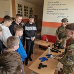 Ósmoklasiści podczas zajęć z uczniami szkoły mundurowej Feniks.jpg
