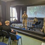 Uczniowie szkoły mundurowej Feniks podczas prezentacji.jpg