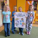 
Dzieci prezentują plakat który przygotowały 