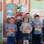 Nagrodzone dzieci z dyplomami i nagrodami