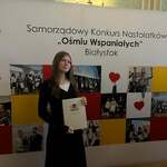 Uczennica klasy 7 A podczas gali wręczenia dyplomów w konkursie Ośmiu Wspaniałych