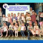 Zdjęcie grupowe dzieci z nagrodami