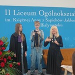 Uczniowie przymierzają togę i łańcuch sędziego.jpg