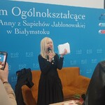 Anna Maria Wesołowska prezentuje narysowane na kartkach marzenia dzieci.jpg