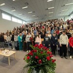 Uczestnicy spotkania z sędzią Anną Marią Wesołowską w auli II LO.jpg