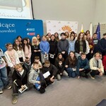 Uczniowie klas piątych i szóstych z sędzią Anną Marią Wesołowską.jpg