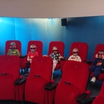 Przedszkolaki oglądają seans w Planetarium