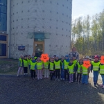 Grupa Wiewiórki przed budynkiem Planetarium