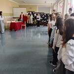 Prowadząca apel przewodnicząca Samorządu Uczniowskiego zapowiada występ klasy siódmej.jpg