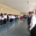 Społeczność szkolna przed rozpoczęciem apelu.jpg