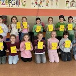 uczestnicy z dyplomami za udział.jpg