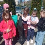 Dzieci z klasy Ib sprzątają teren wokół szkoły.jpg