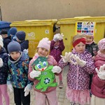 Ekoludek pomaga przedszkolakom segregować odpady.jpg