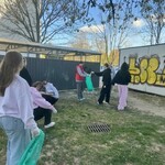 Uczennice klasy VIII biorą udział w akcji Czysty Białystok.jpg
