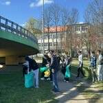 Uczniowie klasy VIII i nauczyciel sprzątają tereny osiedla Antoniuk.jpg