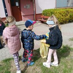 Przedszkolaki z grupy Wiewiórki sprzątają tereny zielone.jpg