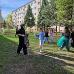 Uczniowie zbierają odpady do odpowiednich worków.jpg