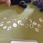 Dzieci na dywanie dobierają obrazki w pary