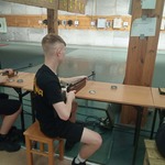 Uczeń klasy 8 A przygotowuje się do strzelania