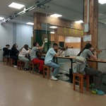 Uczniowie i uczennice klasy 8 B podczas zajęć na strzelnicy