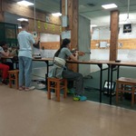 Uczniowie i uczennice klasy 8 B podczas zajęć na strzelnicy