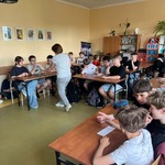 Zespoły uczniowskie podczas pracy nad zadaniami konkursowymi
