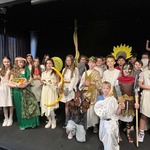 Uczniowie klas piątych, którzy prezentowali wybranych bogów i herosów greckich, wcielając się w mitologicznych bohaterów poprzez przygotowane stroje i prezentacje.