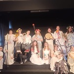 Uczniowie klas piątych, którzy prezentowali wybranych bogów i herosów greckich, wcielając się w mitologicznych bohaterów poprzez przygotowane stroje i prezentacje.
