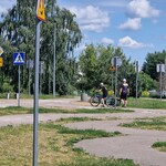Uczeń na rowerze poczas przejazdu po torze.jpg