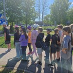 Uczniowie w kaskach rowerowych przygotowani do egzaminu.jpg