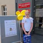 Uczennica przed Centrum Edukacji Nauczycieli