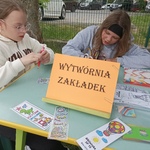 dziewczynki kolorują zakładki