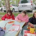 dziewczynki kolorują zakładki