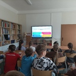 uczniowie klasy III rozwiązują quiz z wykorzystaniem classpadów
