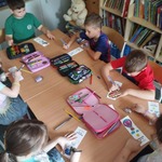 uczniowie kolorują zakładki