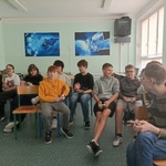 uczniowie w sali informatycznej z classpadami