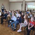 Przedszkolaki słuchają opowieści o Basi