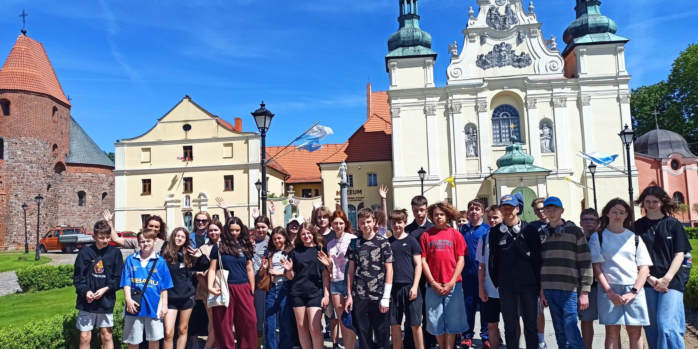 Strzelno_ w tle Rotunda św. Prokopa i zabytkowy kościół.jpg