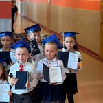 Przedszkolaki prezentują swoje dyplomy